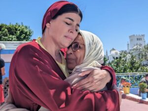 Nora Skalli Instagram - حضن من شخصية (امينة) لشخصية (فطوم) هذا ما هو باد على الصورة، غير انه اكثر من ذلك :هو حضن ممثلة لممثلة اخرى، اضم الى قلبي واحضن لالة فاطمة الناجي ، فنانة وانسانة من المعدن النفيس والنادر . احبها واحترمها واتمتع واعشق مشاهدتها على الشاشة. لحظة شكر لك سيدتي ، لحظة امتنان لتفانيك في عملك . الله يحفظك ويحفظ ليك صحيحتك. ارفع لك القبعة ،جسدت لالة فطوم افضل مما خططناه على الورق. احبك ♥️♥️♥️ @fatimanajiofficiel #actresses #artists #tvshow #morocco🇲🇦 #darnssa #دار_النسا