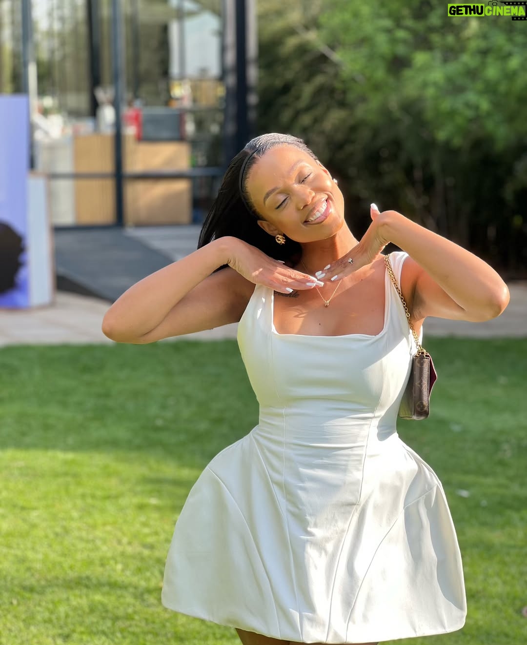 Ntando Duma - 274.2K Likes - Celebrated love and new life on the way.
Blessings on blessings🤍🎉

I love you @simzngema 

👗: @mianodesigns 
💇🏾‍♀️: @urbanhair_gallery
