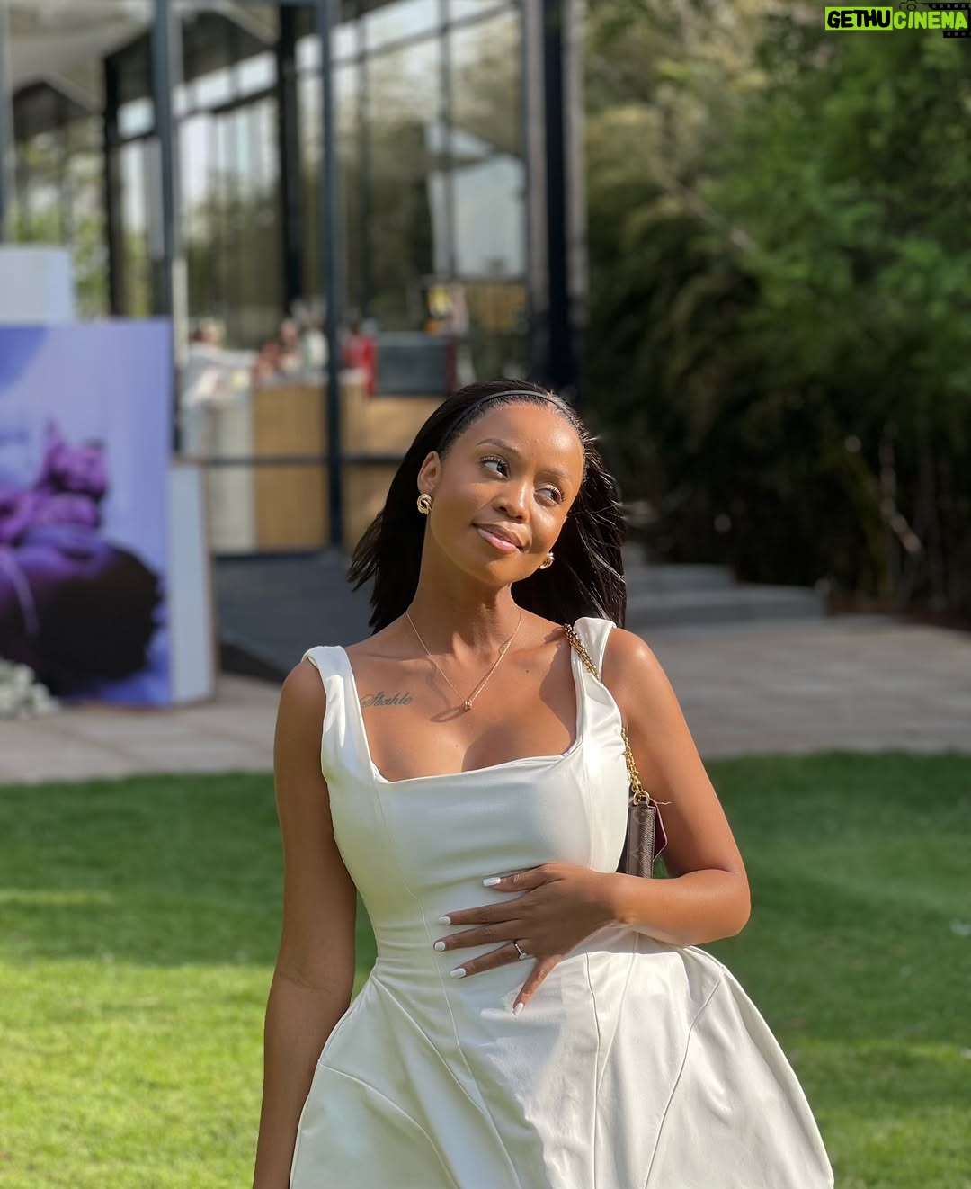 Ntando Duma - 274.2K Likes - Celebrated love and new life on the way.
Blessings on blessings🤍🎉

I love you @simzngema 

👗: @mianodesigns 
💇🏾‍♀️: @urbanhair_gallery