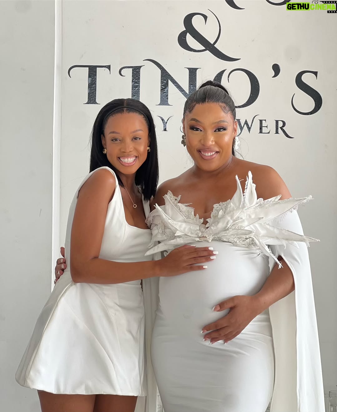 Ntando Duma - 274.2K Likes - Celebrated love and new life on the way.
Blessings on blessings🤍🎉

I love you @simzngema 

👗: @mianodesigns 
💇🏾‍♀️: @urbanhair_gallery