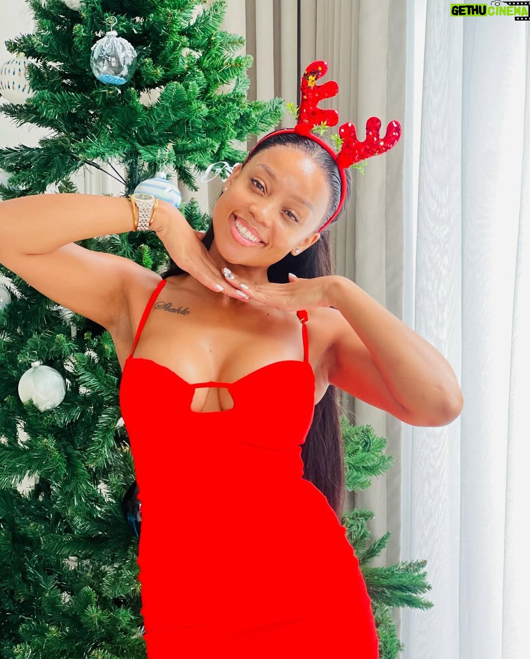Ntando Duma - 157.1K Likes - Gifts under the Christmas tree? 
Definitely me. I’m the gift😌

Merry Christmas to you and yours🎄❤️✨