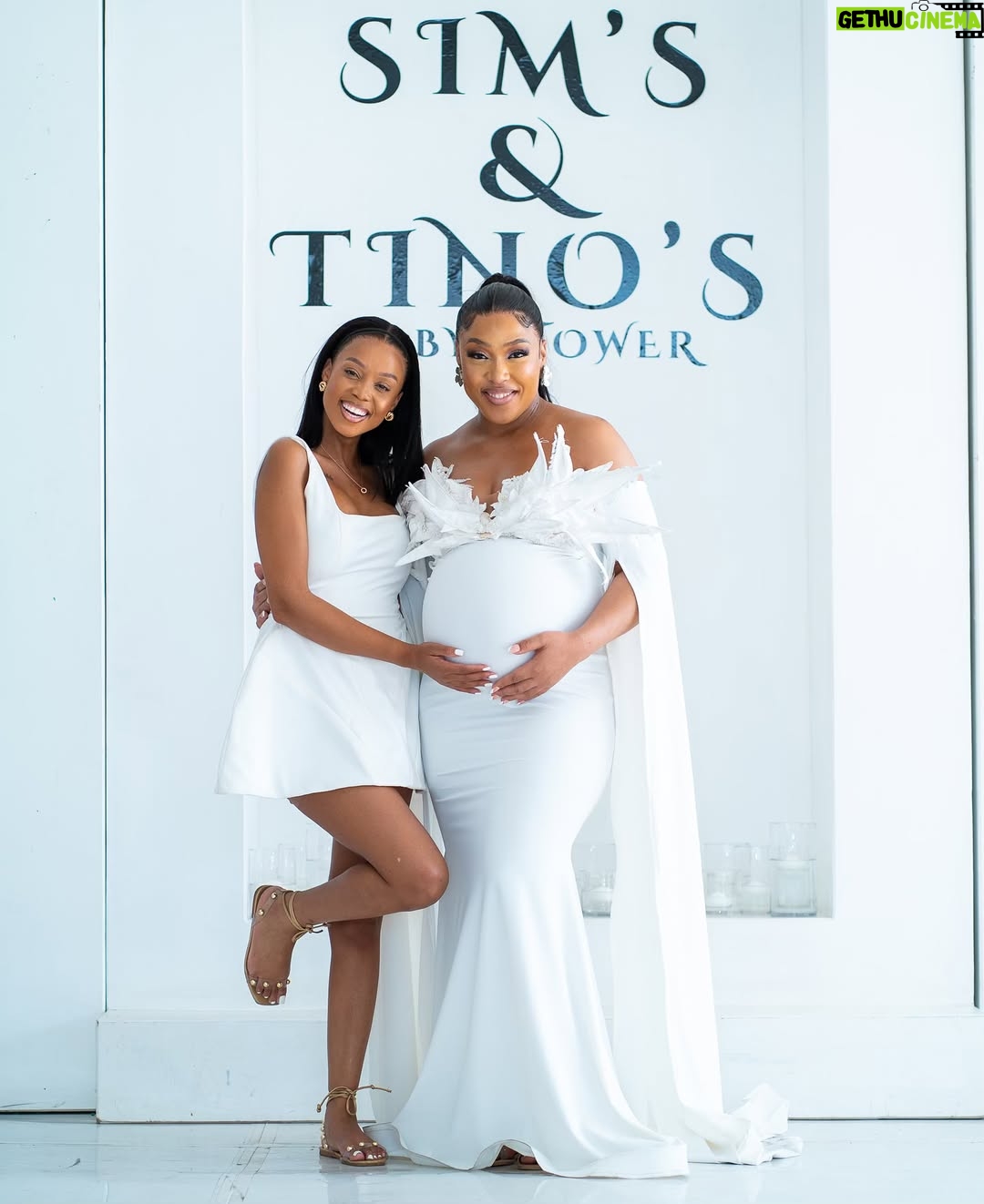 Ntando Duma - 274.2K Likes - Celebrated love and new life on the way.
Blessings on blessings🤍🎉

I love you @simzngema 

👗: @mianodesigns 
💇🏾‍♀️: @urbanhair_gallery