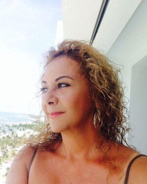 Nuria Piera Instagram - Un año, sin tener tu amor incondicional, dedicación tenaz, gracia sin igual, mal genio mezclado con una bondad infinita, tu sentido de urgencia para resolver, tu agudeza certera y sobre todo, sin tu aliento de vida!
Cuanta falta me haces pero la paz me llega cuando mi fe me asegura que estás  feliz, riéndote a carcajadas, sabiendo el porqué y esperando el reencuentro…
Hermana querida, siempre estarás en cada paso y respiración de mi vida..