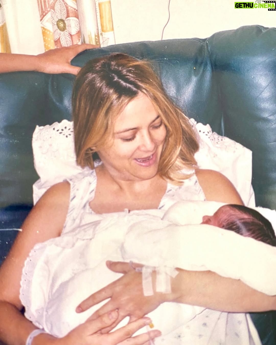 Nuria Piera - 51.6K Likes - Leslie, 24 años de vida, y cada vez sumo mas orgullo en mi, porque no solo eres mi mayor y mejor  regalo, sino que te has convertido en mi mejor hechura, eres una  mujer fuerte, inteligente, de corazón noble, de una profunda sensibilidad y de una sabiduría natural que envuelve tu chispeante personalidad.  Desde el momento en que llegaste a este mundo, supe que serias la luz de mi corazón que jamás seria apagada. 
Quiero que sepas cuánto te quiero, lo
mucho que aquilato cada risa, cada lágrima, logro o decepción, que van inexorablemente  forjando tu vida de bien. 
 Recuerda que nunca dejare de  estar a tu lado, apoyándote  incondicionalmente. Feliz cumpleaños, mi niña. Mi alma siempre estará contigo.