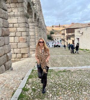 Nuria Piera Instagram - Con la familia siempre es mejor finalizar y comenzar el año!!! (Faltan algunos, pero siempre en nuestros corazones)
#Segovia #halamadrid❤️