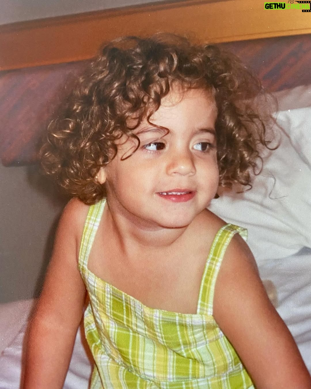 Nuria Piera - 51.6K Likes - Leslie, 24 años de vida, y cada vez sumo mas orgullo en mi, porque no solo eres mi mayor y mejor  regalo, sino que te has convertido en mi mejor hechura, eres una  mujer fuerte, inteligente, de corazón noble, de una profunda sensibilidad y de una sabiduría natural que envuelve tu chispeante personalidad.  Desde el momento en que llegaste a este mundo, supe que serias la luz de mi corazón que jamás seria apagada. 
Quiero que sepas cuánto te quiero, lo
mucho que aquilato cada risa, cada lágrima, logro o decepción, que van inexorablemente  forjando tu vida de bien. 
 Recuerda que nunca dejare de  estar a tu lado, apoyándote  incondicionalmente. Feliz cumpleaños, mi niña. Mi alma siempre estará contigo.