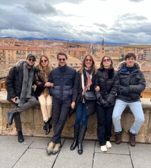Nuria Piera Instagram - Con la familia siempre es mejor finalizar y comenzar el año!!! (Faltan algunos, pero siempre en nuestros corazones)
#Segovia #halamadrid❤️