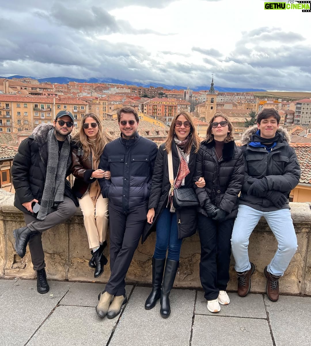Nuria Piera - 13.2K Likes - Con la familia siempre es mejor finalizar y comenzar el año!!! (Faltan algunos, pero siempre en nuestros corazones)
#Segovia #halamadrid❤️