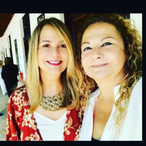 Nuria Piera Instagram - Mi hermana, amiga, muchas veces mamá y otras papá, y algunas mi hija, socia para lo bueno, complice para rechazar lo inapropiado, 
solidaria hasta la inconsciencia, mal “habla” con gracia, protectora de todos con ínfulas de mamá gallina, atrevida pero con mucha prudencia, alma de las fiestas y miss simpatía en todas las reuniones, directa y sincera sin remedio, vehemente y obstinada con rango de generala, amorosa y sensible en cada fibra de su ser… Eso y más era ella y seguirá siendo hasta mas allá de los confines de la vida con la muerte incluida.
Hace un año y tres meses un diagnóstico cambió nuestras vidas y recuperar tu salud fue la meta. Un camino tortuoso y a veces sin salida, como fue tu caso. Entre los temores se fortalecía en ti, lo que ya sabias, era tu destino. Tenias una intuición prodigiosa y tu amor hacia nosotros, tus hijos, nieto y sobrina te hizo rezar con profunda fe, buscando la manera de partir, sin mas sufrimiento para nadie, y así fue como Dios te evitó un calvario.
Dormida te fuiste para despertar donde te esperaban aquellos que también amas.
No habrá forma nunca de olvidarte, no habrá forma de no tenerte presente siempre y no habrá forma de no desearte que hubieras sido eterna. Lo diste todo pero hay algo que duele y me duele mucho y es que lo que nunca supiste hacer es lo que estas haciendo ahora, dejándonos solos…
8-2-22 hora 7:20 am. EPD