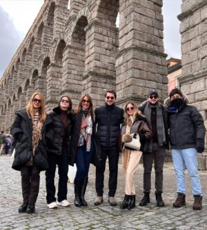 Nuria Piera Instagram - Con la familia siempre es mejor finalizar y comenzar el año!!! (Faltan algunos, pero siempre en nuestros corazones)
#Segovia #halamadrid❤️