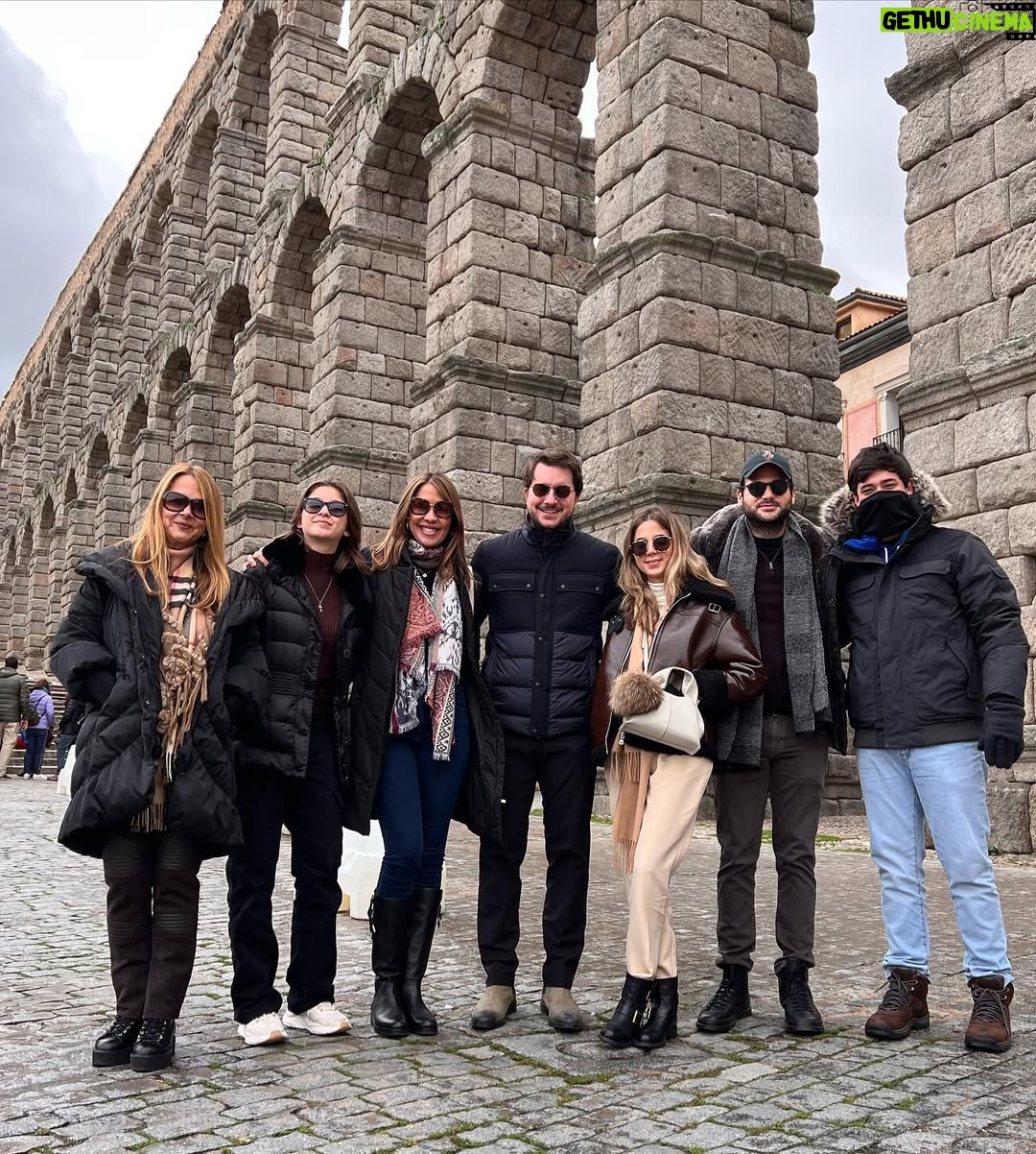 Nuria Piera - 13.2K Likes - Con la familia siempre es mejor finalizar y comenzar el año!!! (Faltan algunos, pero siempre en nuestros corazones)
#Segovia #halamadrid❤️