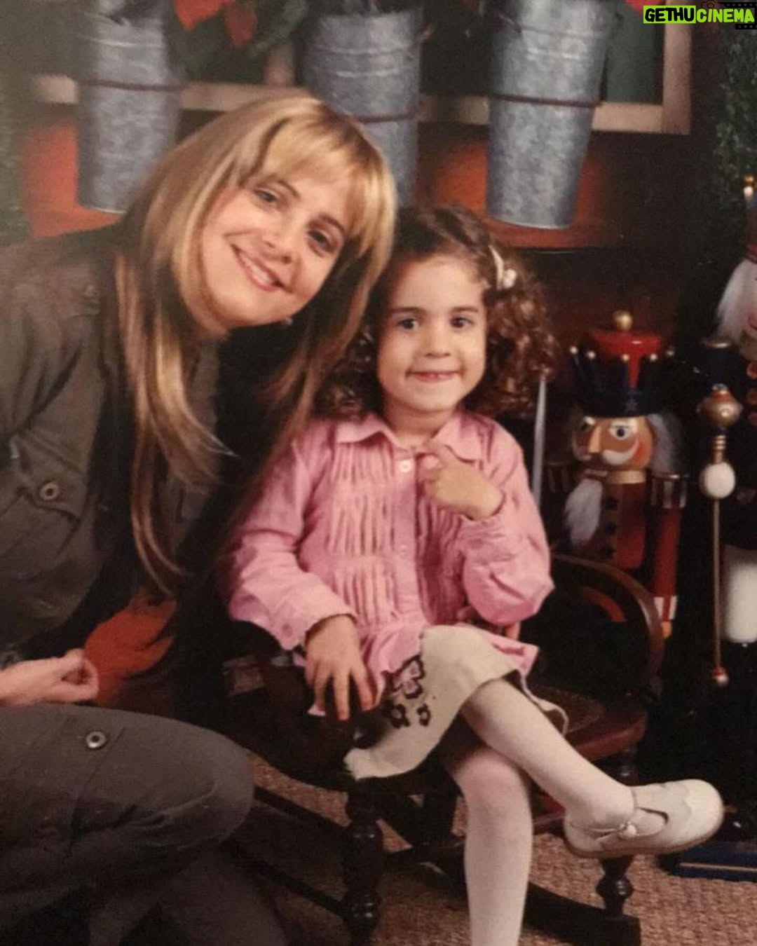 Nuria Piera - 51.6K Likes - Leslie, 24 años de vida, y cada vez sumo mas orgullo en mi, porque no solo eres mi mayor y mejor  regalo, sino que te has convertido en mi mejor hechura, eres una  mujer fuerte, inteligente, de corazón noble, de una profunda sensibilidad y de una sabiduría natural que envuelve tu chispeante personalidad.  Desde el momento en que llegaste a este mundo, supe que serias la luz de mi corazón que jamás seria apagada. 
Quiero que sepas cuánto te quiero, lo
mucho que aquilato cada risa, cada lágrima, logro o decepción, que van inexorablemente  forjando tu vida de bien. 
 Recuerda que nunca dejare de  estar a tu lado, apoyándote  incondicionalmente. Feliz cumpleaños, mi niña. Mi alma siempre estará contigo.