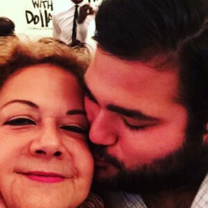Nuria Piera Instagram - Mi hermana, amiga, muchas veces mamá y otras papá, y algunas mi hija, socia para lo bueno, complice para rechazar lo inapropiado, 
solidaria hasta la inconsciencia, mal “habla” con gracia, protectora de todos con ínfulas de mamá gallina, atrevida pero con mucha prudencia, alma de las fiestas y miss simpatía en todas las reuniones, directa y sincera sin remedio, vehemente y obstinada con rango de generala, amorosa y sensible en cada fibra de su ser… Eso y más era ella y seguirá siendo hasta mas allá de los confines de la vida con la muerte incluida.
Hace un año y tres meses un diagnóstico cambió nuestras vidas y recuperar tu salud fue la meta. Un camino tortuoso y a veces sin salida, como fue tu caso. Entre los temores se fortalecía en ti, lo que ya sabias, era tu destino. Tenias una intuición prodigiosa y tu amor hacia nosotros, tus hijos, nieto y sobrina te hizo rezar con profunda fe, buscando la manera de partir, sin mas sufrimiento para nadie, y así fue como Dios te evitó un calvario.
Dormida te fuiste para despertar donde te esperaban aquellos que también amas.
No habrá forma nunca de olvidarte, no habrá forma de no tenerte presente siempre y no habrá forma de no desearte que hubieras sido eterna. Lo diste todo pero hay algo que duele y me duele mucho y es que lo que nunca supiste hacer es lo que estas haciendo ahora, dejándonos solos…
8-2-22 hora 7:20 am. EPD