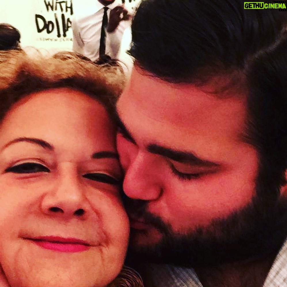 Nuria Piera - 26.3K Likes - Mi hermana, amiga, muchas veces mamá y otras papá, y algunas mi hija, socia para lo bueno, complice para rechazar lo inapropiado, 
solidaria hasta la inconsciencia, mal “habla” con gracia, protectora de todos con ínfulas de mamá gallina, atrevida pero con mucha prudencia, alma de las fiestas y miss simpatía en todas las reuniones, directa y sincera sin remedio, vehemente y obstinada con rango de generala, amorosa y sensible en cada fibra de su ser… Eso y más era ella y seguirá siendo hasta mas allá de los confines de la vida con la muerte incluida.
Hace un año y tres meses un diagnóstico cambió nuestras vidas y recuperar tu salud fue la meta. Un camino tortuoso y a veces sin salida, como fue tu caso. Entre los temores se fortalecía en ti, lo que ya sabias, era tu destino. Tenias una intuición prodigiosa y tu amor hacia nosotros, tus hijos, nieto y sobrina te hizo rezar con profunda fe, buscando la manera de partir, sin mas sufrimiento para nadie, y así fue como Dios te evitó un calvario.
Dormida te fuiste para despertar donde te esperaban aquellos que también amas.
No habrá forma nunca de olvidarte, no habrá forma de no tenerte presente siempre y no habrá forma de no desearte que hubieras sido eterna. Lo diste todo pero hay algo que duele y me duele mucho y es que lo que nunca supiste hacer es lo que estas haciendo ahora, dejándonos solos…
8-2-22 hora 7:20 am. EPD