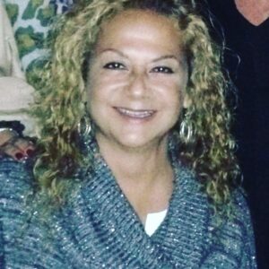 Nuria Piera Instagram - Mi hermana, amiga, muchas veces mamá y otras papá, y algunas mi hija, socia para lo bueno, complice para rechazar lo inapropiado, 
solidaria hasta la inconsciencia, mal “habla” con gracia, protectora de todos con ínfulas de mamá gallina, atrevida pero con mucha prudencia, alma de las fiestas y miss simpatía en todas las reuniones, directa y sincera sin remedio, vehemente y obstinada con rango de generala, amorosa y sensible en cada fibra de su ser… Eso y más era ella y seguirá siendo hasta mas allá de los confines de la vida con la muerte incluida.
Hace un año y tres meses un diagnóstico cambió nuestras vidas y recuperar tu salud fue la meta. Un camino tortuoso y a veces sin salida, como fue tu caso. Entre los temores se fortalecía en ti, lo que ya sabias, era tu destino. Tenias una intuición prodigiosa y tu amor hacia nosotros, tus hijos, nieto y sobrina te hizo rezar con profunda fe, buscando la manera de partir, sin mas sufrimiento para nadie, y así fue como Dios te evitó un calvario.
Dormida te fuiste para despertar donde te esperaban aquellos que también amas.
No habrá forma nunca de olvidarte, no habrá forma de no tenerte presente siempre y no habrá forma de no desearte que hubieras sido eterna. Lo diste todo pero hay algo que duele y me duele mucho y es que lo que nunca supiste hacer es lo que estas haciendo ahora, dejándonos solos…
8-2-22 hora 7:20 am. EPD