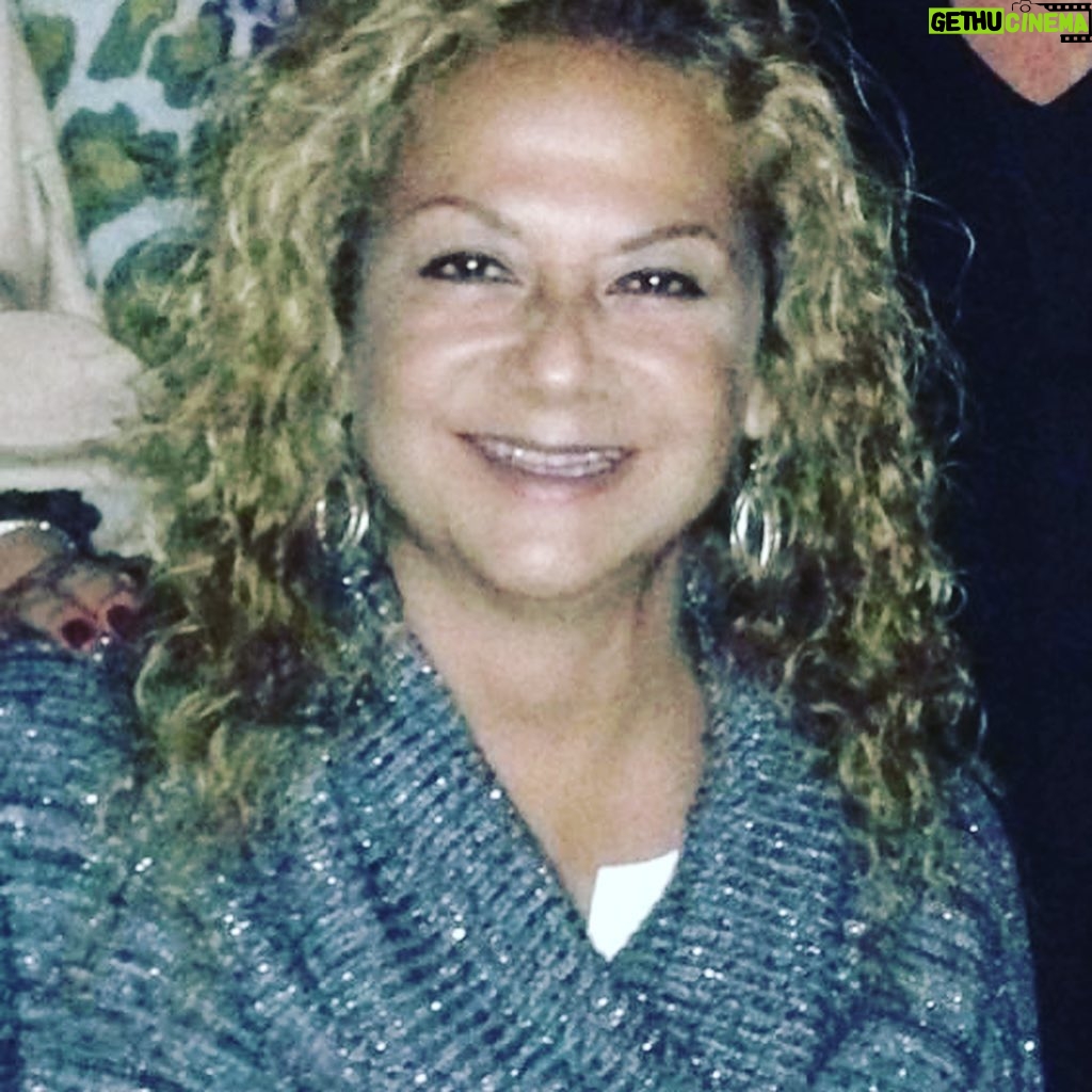 Nuria Piera - 26.3K Likes - Mi hermana, amiga, muchas veces mamá y otras papá, y algunas mi hija, socia para lo bueno, complice para rechazar lo inapropiado, 
solidaria hasta la inconsciencia, mal “habla” con gracia, protectora de todos con ínfulas de mamá gallina, atrevida pero con mucha prudencia, alma de las fiestas y miss simpatía en todas las reuniones, directa y sincera sin remedio, vehemente y obstinada con rango de generala, amorosa y sensible en cada fibra de su ser… Eso y más era ella y seguirá siendo hasta mas allá de los confines de la vida con la muerte incluida.
Hace un año y tres meses un diagnóstico cambió nuestras vidas y recuperar tu salud fue la meta. Un camino tortuoso y a veces sin salida, como fue tu caso. Entre los temores se fortalecía en ti, lo que ya sabias, era tu destino. Tenias una intuición prodigiosa y tu amor hacia nosotros, tus hijos, nieto y sobrina te hizo rezar con profunda fe, buscando la manera de partir, sin mas sufrimiento para nadie, y así fue como Dios te evitó un calvario.
Dormida te fuiste para despertar donde te esperaban aquellos que también amas.
No habrá forma nunca de olvidarte, no habrá forma de no tenerte presente siempre y no habrá forma de no desearte que hubieras sido eterna. Lo diste todo pero hay algo que duele y me duele mucho y es que lo que nunca supiste hacer es lo que estas haciendo ahora, dejándonos solos…
8-2-22 hora 7:20 am. EPD