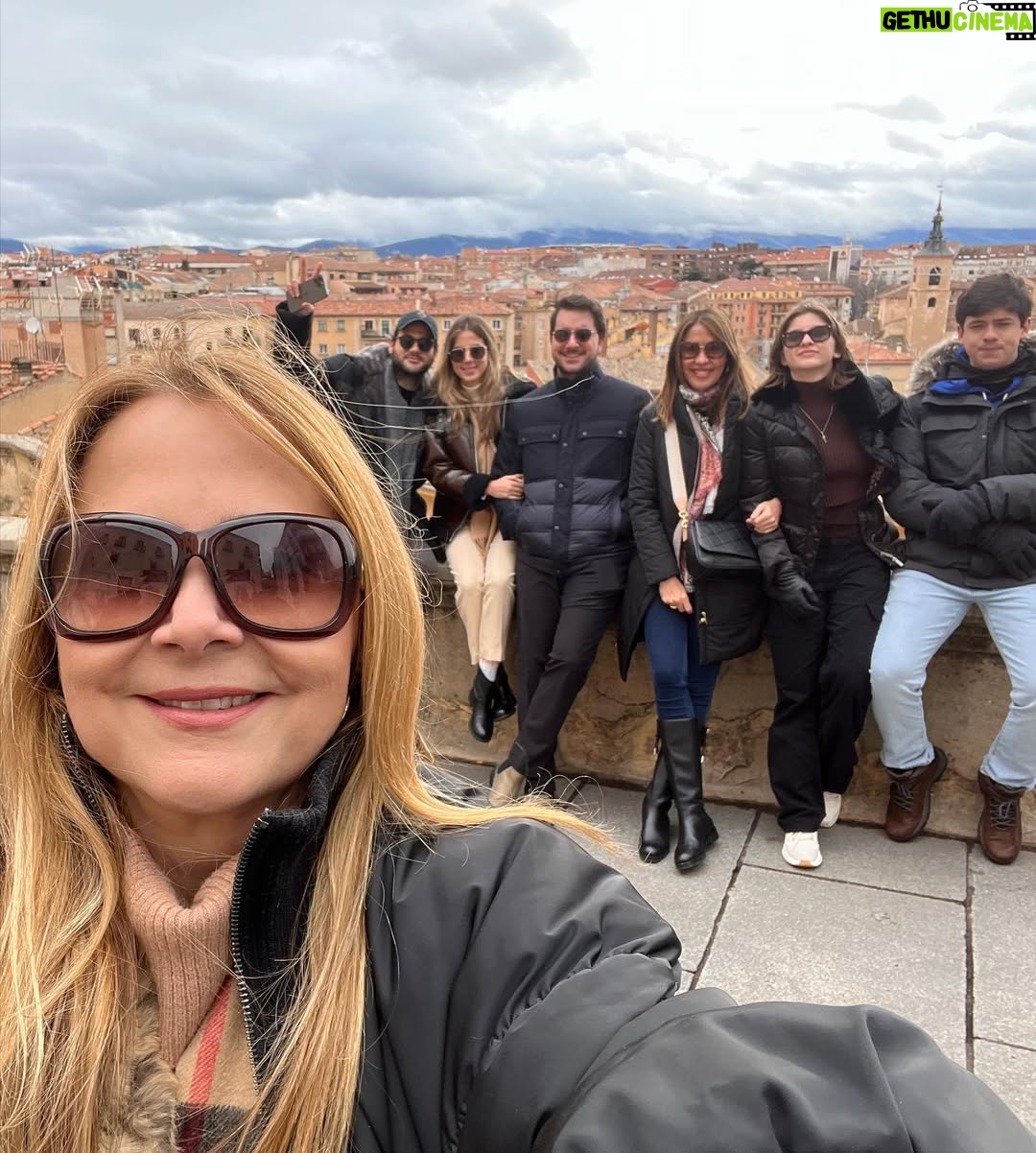 Nuria Piera - 13.2K Likes - Con la familia siempre es mejor finalizar y comenzar el año!!! (Faltan algunos, pero siempre en nuestros corazones)
#Segovia #halamadrid❤️