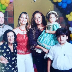 Nuria Piera Instagram - Mi hermana, amiga, muchas veces mamá y otras papá, y algunas mi hija, socia para lo bueno, complice para rechazar lo inapropiado, 
solidaria hasta la inconsciencia, mal “habla” con gracia, protectora de todos con ínfulas de mamá gallina, atrevida pero con mucha prudencia, alma de las fiestas y miss simpatía en todas las reuniones, directa y sincera sin remedio, vehemente y obstinada con rango de generala, amorosa y sensible en cada fibra de su ser… Eso y más era ella y seguirá siendo hasta mas allá de los confines de la vida con la muerte incluida.
Hace un año y tres meses un diagnóstico cambió nuestras vidas y recuperar tu salud fue la meta. Un camino tortuoso y a veces sin salida, como fue tu caso. Entre los temores se fortalecía en ti, lo que ya sabias, era tu destino. Tenias una intuición prodigiosa y tu amor hacia nosotros, tus hijos, nieto y sobrina te hizo rezar con profunda fe, buscando la manera de partir, sin mas sufrimiento para nadie, y así fue como Dios te evitó un calvario.
Dormida te fuiste para despertar donde te esperaban aquellos que también amas.
No habrá forma nunca de olvidarte, no habrá forma de no tenerte presente siempre y no habrá forma de no desearte que hubieras sido eterna. Lo diste todo pero hay algo que duele y me duele mucho y es que lo que nunca supiste hacer es lo que estas haciendo ahora, dejándonos solos…
8-2-22 hora 7:20 am. EPD