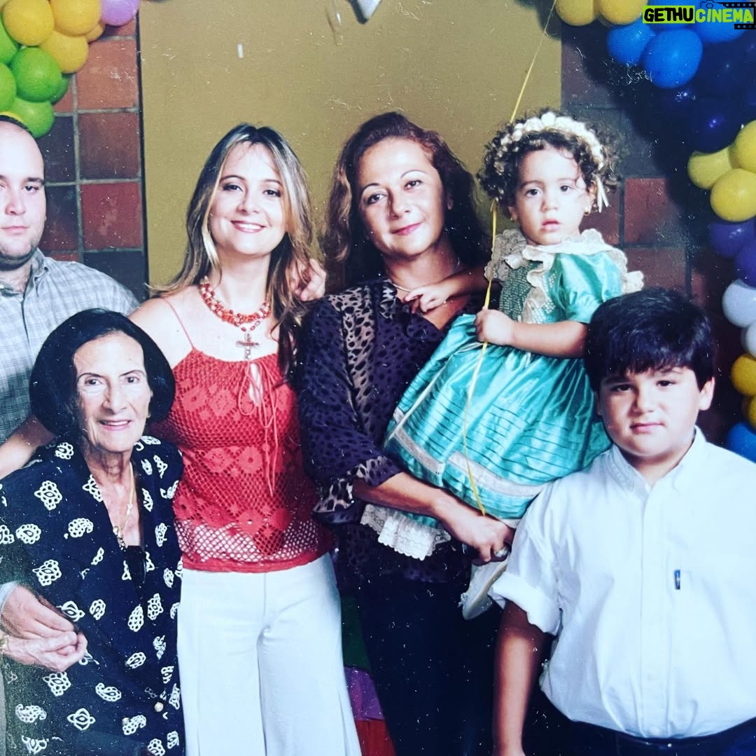 Nuria Piera - 26.3K Likes - Mi hermana, amiga, muchas veces mamá y otras papá, y algunas mi hija, socia para lo bueno, complice para rechazar lo inapropiado, 
solidaria hasta la inconsciencia, mal “habla” con gracia, protectora de todos con ínfulas de mamá gallina, atrevida pero con mucha prudencia, alma de las fiestas y miss simpatía en todas las reuniones, directa y sincera sin remedio, vehemente y obstinada con rango de generala, amorosa y sensible en cada fibra de su ser… Eso y más era ella y seguirá siendo hasta mas allá de los confines de la vida con la muerte incluida.
Hace un año y tres meses un diagnóstico cambió nuestras vidas y recuperar tu salud fue la meta. Un camino tortuoso y a veces sin salida, como fue tu caso. Entre los temores se fortalecía en ti, lo que ya sabias, era tu destino. Tenias una intuición prodigiosa y tu amor hacia nosotros, tus hijos, nieto y sobrina te hizo rezar con profunda fe, buscando la manera de partir, sin mas sufrimiento para nadie, y así fue como Dios te evitó un calvario.
Dormida te fuiste para despertar donde te esperaban aquellos que también amas.
No habrá forma nunca de olvidarte, no habrá forma de no tenerte presente siempre y no habrá forma de no desearte que hubieras sido eterna. Lo diste todo pero hay algo que duele y me duele mucho y es que lo que nunca supiste hacer es lo que estas haciendo ahora, dejándonos solos…
8-2-22 hora 7:20 am. EPD