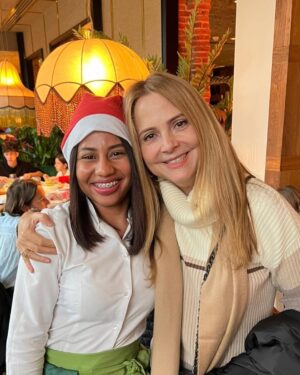 Nuria Piera Instagram - Hoy conocí a Jessica, una joven Dominicana que vive fuera de su país. Sus ojos conectaron con los míos y de inmediato supe que era una de las nuestras. Una de mi tierra. Pero a la vez una de esas que trabajan, se esfuerzan y prosperan lejos de los suyos, de sus raices, de su terruño. Y así como ella,  conocí a otros, como Armando o Mariela, la alegria del encuentro es indescriptible.
Siento una conexión especial cuando tengo esa experiencia de unir nuestros corazones latiendo al unísono, con el amor de lo nuestro. Quizás porque mis padres fueron inmigrantes, y les tocó sembrar en otra tierra, alejados de los suyos, y en este caso para siempre; sé que se sufre en silencio y a la vez, se añora con alegría y nostalgia, lo que se dejó atrás.
Jessica,  representas para mí, la oportunidad de felicitar a todos los nuestros, que estén aquí o allá, no importa, ya que a través de ese hilo invisible de cariño nos conectamos para  recordarnos, siempre, quienes somos y lo buenos que somos!!!
Feliz Navidad!