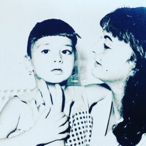Nuria Piera Instagram - Mi hermana, amiga, muchas veces mamá y otras papá, y algunas mi hija, socia para lo bueno, complice para rechazar lo inapropiado, 
solidaria hasta la inconsciencia, mal “habla” con gracia, protectora de todos con ínfulas de mamá gallina, atrevida pero con mucha prudencia, alma de las fiestas y miss simpatía en todas las reuniones, directa y sincera sin remedio, vehemente y obstinada con rango de generala, amorosa y sensible en cada fibra de su ser… Eso y más era ella y seguirá siendo hasta mas allá de los confines de la vida con la muerte incluida.
Hace un año y tres meses un diagnóstico cambió nuestras vidas y recuperar tu salud fue la meta. Un camino tortuoso y a veces sin salida, como fue tu caso. Entre los temores se fortalecía en ti, lo que ya sabias, era tu destino. Tenias una intuición prodigiosa y tu amor hacia nosotros, tus hijos, nieto y sobrina te hizo rezar con profunda fe, buscando la manera de partir, sin mas sufrimiento para nadie, y así fue como Dios te evitó un calvario.
Dormida te fuiste para despertar donde te esperaban aquellos que también amas.
No habrá forma nunca de olvidarte, no habrá forma de no tenerte presente siempre y no habrá forma de no desearte que hubieras sido eterna. Lo diste todo pero hay algo que duele y me duele mucho y es que lo que nunca supiste hacer es lo que estas haciendo ahora, dejándonos solos…
8-2-22 hora 7:20 am. EPD