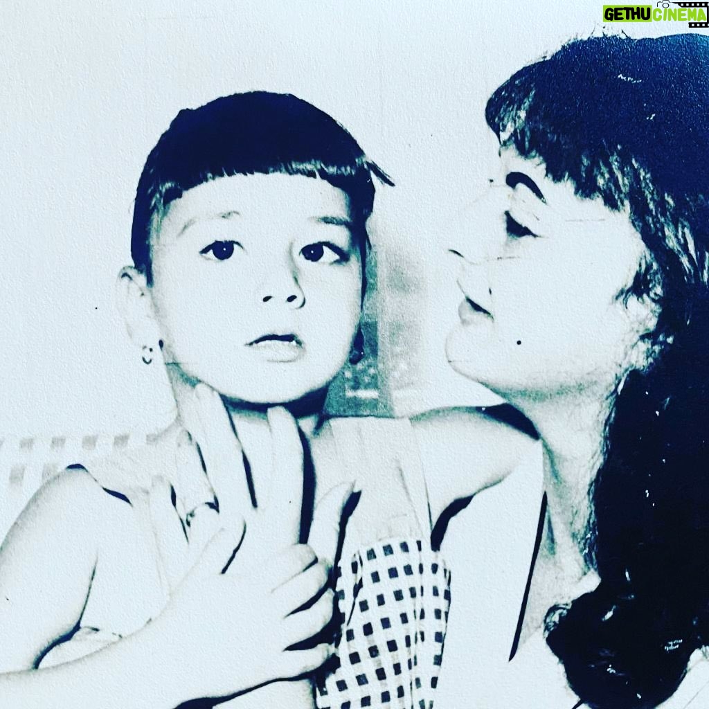 Nuria Piera - 26.3K Likes - Mi hermana, amiga, muchas veces mamá y otras papá, y algunas mi hija, socia para lo bueno, complice para rechazar lo inapropiado, 
solidaria hasta la inconsciencia, mal “habla” con gracia, protectora de todos con ínfulas de mamá gallina, atrevida pero con mucha prudencia, alma de las fiestas y miss simpatía en todas las reuniones, directa y sincera sin remedio, vehemente y obstinada con rango de generala, amorosa y sensible en cada fibra de su ser… Eso y más era ella y seguirá siendo hasta mas allá de los confines de la vida con la muerte incluida.
Hace un año y tres meses un diagnóstico cambió nuestras vidas y recuperar tu salud fue la meta. Un camino tortuoso y a veces sin salida, como fue tu caso. Entre los temores se fortalecía en ti, lo que ya sabias, era tu destino. Tenias una intuición prodigiosa y tu amor hacia nosotros, tus hijos, nieto y sobrina te hizo rezar con profunda fe, buscando la manera de partir, sin mas sufrimiento para nadie, y así fue como Dios te evitó un calvario.
Dormida te fuiste para despertar donde te esperaban aquellos que también amas.
No habrá forma nunca de olvidarte, no habrá forma de no tenerte presente siempre y no habrá forma de no desearte que hubieras sido eterna. Lo diste todo pero hay algo que duele y me duele mucho y es que lo que nunca supiste hacer es lo que estas haciendo ahora, dejándonos solos…
8-2-22 hora 7:20 am. EPD