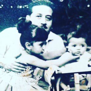 Nuria Piera Instagram - Mi hermana, amiga, muchas veces mamá y otras papá, y algunas mi hija, socia para lo bueno, complice para rechazar lo inapropiado, 
solidaria hasta la inconsciencia, mal “habla” con gracia, protectora de todos con ínfulas de mamá gallina, atrevida pero con mucha prudencia, alma de las fiestas y miss simpatía en todas las reuniones, directa y sincera sin remedio, vehemente y obstinada con rango de generala, amorosa y sensible en cada fibra de su ser… Eso y más era ella y seguirá siendo hasta mas allá de los confines de la vida con la muerte incluida.
Hace un año y tres meses un diagnóstico cambió nuestras vidas y recuperar tu salud fue la meta. Un camino tortuoso y a veces sin salida, como fue tu caso. Entre los temores se fortalecía en ti, lo que ya sabias, era tu destino. Tenias una intuición prodigiosa y tu amor hacia nosotros, tus hijos, nieto y sobrina te hizo rezar con profunda fe, buscando la manera de partir, sin mas sufrimiento para nadie, y así fue como Dios te evitó un calvario.
Dormida te fuiste para despertar donde te esperaban aquellos que también amas.
No habrá forma nunca de olvidarte, no habrá forma de no tenerte presente siempre y no habrá forma de no desearte que hubieras sido eterna. Lo diste todo pero hay algo que duele y me duele mucho y es que lo que nunca supiste hacer es lo que estas haciendo ahora, dejándonos solos…
8-2-22 hora 7:20 am. EPD