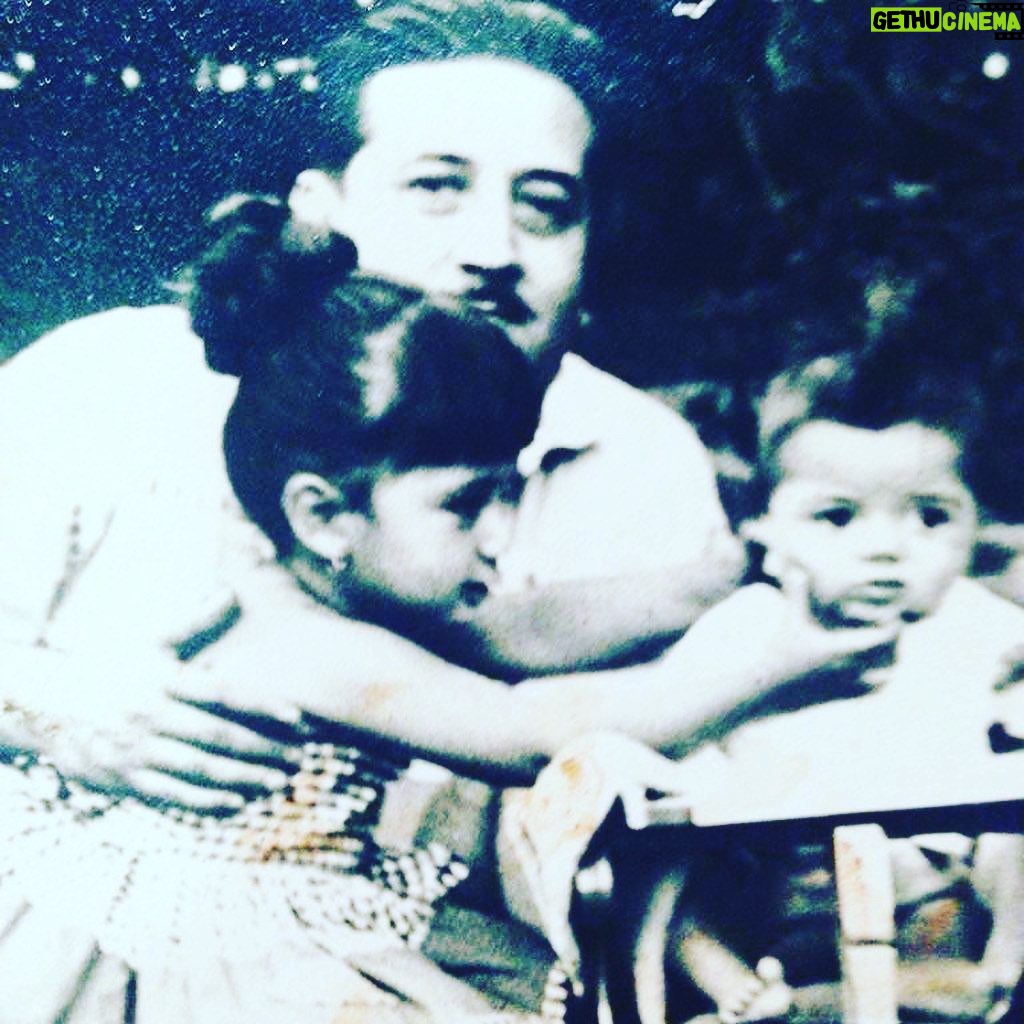 Nuria Piera - 26.3K Likes - Mi hermana, amiga, muchas veces mamá y otras papá, y algunas mi hija, socia para lo bueno, complice para rechazar lo inapropiado, 
solidaria hasta la inconsciencia, mal “habla” con gracia, protectora de todos con ínfulas de mamá gallina, atrevida pero con mucha prudencia, alma de las fiestas y miss simpatía en todas las reuniones, directa y sincera sin remedio, vehemente y obstinada con rango de generala, amorosa y sensible en cada fibra de su ser… Eso y más era ella y seguirá siendo hasta mas allá de los confines de la vida con la muerte incluida.
Hace un año y tres meses un diagnóstico cambió nuestras vidas y recuperar tu salud fue la meta. Un camino tortuoso y a veces sin salida, como fue tu caso. Entre los temores se fortalecía en ti, lo que ya sabias, era tu destino. Tenias una intuición prodigiosa y tu amor hacia nosotros, tus hijos, nieto y sobrina te hizo rezar con profunda fe, buscando la manera de partir, sin mas sufrimiento para nadie, y así fue como Dios te evitó un calvario.
Dormida te fuiste para despertar donde te esperaban aquellos que también amas.
No habrá forma nunca de olvidarte, no habrá forma de no tenerte presente siempre y no habrá forma de no desearte que hubieras sido eterna. Lo diste todo pero hay algo que duele y me duele mucho y es que lo que nunca supiste hacer es lo que estas haciendo ahora, dejándonos solos…
8-2-22 hora 7:20 am. EPD