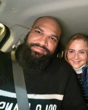 Nuria Piera Instagram - Hoy conocí a Jessica, una joven Dominicana que vive fuera de su país. Sus ojos conectaron con los míos y de inmediato supe que era una de las nuestras. Una de mi tierra. Pero a la vez una de esas que trabajan, se esfuerzan y prosperan lejos de los suyos, de sus raices, de su terruño. Y así como ella,  conocí a otros, como Armando o Mariela, la alegria del encuentro es indescriptible.
Siento una conexión especial cuando tengo esa experiencia de unir nuestros corazones latiendo al unísono, con el amor de lo nuestro. Quizás porque mis padres fueron inmigrantes, y les tocó sembrar en otra tierra, alejados de los suyos, y en este caso para siempre; sé que se sufre en silencio y a la vez, se añora con alegría y nostalgia, lo que se dejó atrás.
Jessica,  representas para mí, la oportunidad de felicitar a todos los nuestros, que estén aquí o allá, no importa, ya que a través de ese hilo invisible de cariño nos conectamos para  recordarnos, siempre, quienes somos y lo buenos que somos!!!
Feliz Navidad!