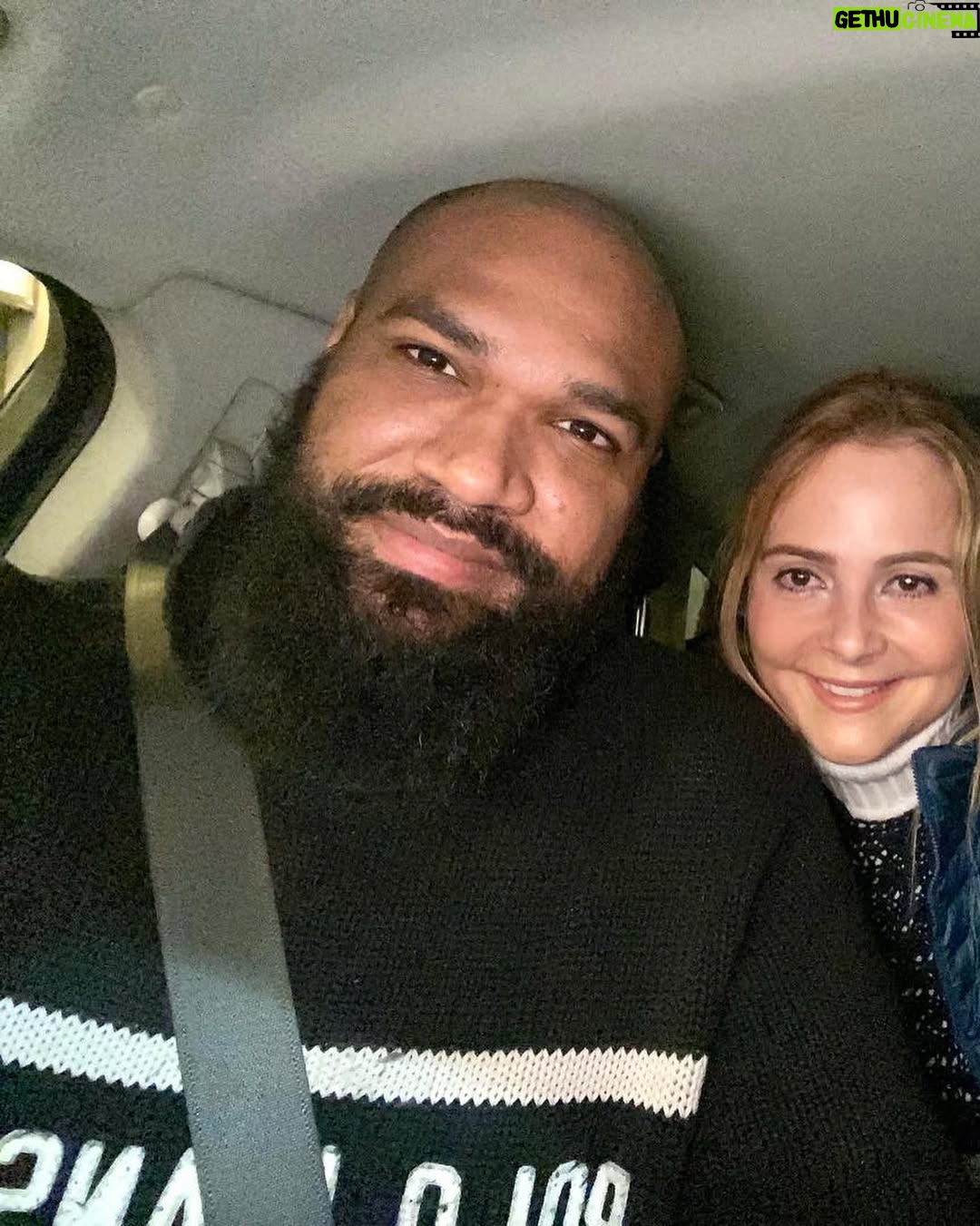 Nuria Piera - 16.6K Likes - Hoy conocí a Jessica, una joven Dominicana que vive fuera de su país. Sus ojos conectaron con los míos y de inmediato supe que era una de las nuestras. Una de mi tierra. Pero a la vez una de esas que trabajan, se esfuerzan y prosperan lejos de los suyos, de sus raices, de su terruño. Y así como ella,  conocí a otros, como Armando o Mariela, la alegria del encuentro es indescriptible.
Siento una conexión especial cuando tengo esa experiencia de unir nuestros corazones latiendo al unísono, con el amor de lo nuestro. Quizás porque mis padres fueron inmigrantes, y les tocó sembrar en otra tierra, alejados de los suyos, y en este caso para siempre; sé que se sufre en silencio y a la vez, se añora con alegría y nostalgia, lo que se dejó atrás.
Jessica,  representas para mí, la oportunidad de felicitar a todos los nuestros, que estén aquí o allá, no importa, ya que a través de ese hilo invisible de cariño nos conectamos para  recordarnos, siempre, quienes somos y lo buenos que somos!!!
Feliz Navidad!