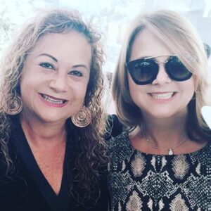 Nuria Piera Instagram - Mi hermana, amiga, muchas veces mamá y otras papá, y algunas mi hija, socia para lo bueno, complice para rechazar lo inapropiado, 
solidaria hasta la inconsciencia, mal “habla” con gracia, protectora de todos con ínfulas de mamá gallina, atrevida pero con mucha prudencia, alma de las fiestas y miss simpatía en todas las reuniones, directa y sincera sin remedio, vehemente y obstinada con rango de generala, amorosa y sensible en cada fibra de su ser… Eso y más era ella y seguirá siendo hasta mas allá de los confines de la vida con la muerte incluida.
Hace un año y tres meses un diagnóstico cambió nuestras vidas y recuperar tu salud fue la meta. Un camino tortuoso y a veces sin salida, como fue tu caso. Entre los temores se fortalecía en ti, lo que ya sabias, era tu destino. Tenias una intuición prodigiosa y tu amor hacia nosotros, tus hijos, nieto y sobrina te hizo rezar con profunda fe, buscando la manera de partir, sin mas sufrimiento para nadie, y así fue como Dios te evitó un calvario.
Dormida te fuiste para despertar donde te esperaban aquellos que también amas.
No habrá forma nunca de olvidarte, no habrá forma de no tenerte presente siempre y no habrá forma de no desearte que hubieras sido eterna. Lo diste todo pero hay algo que duele y me duele mucho y es que lo que nunca supiste hacer es lo que estas haciendo ahora, dejándonos solos…
8-2-22 hora 7:20 am. EPD