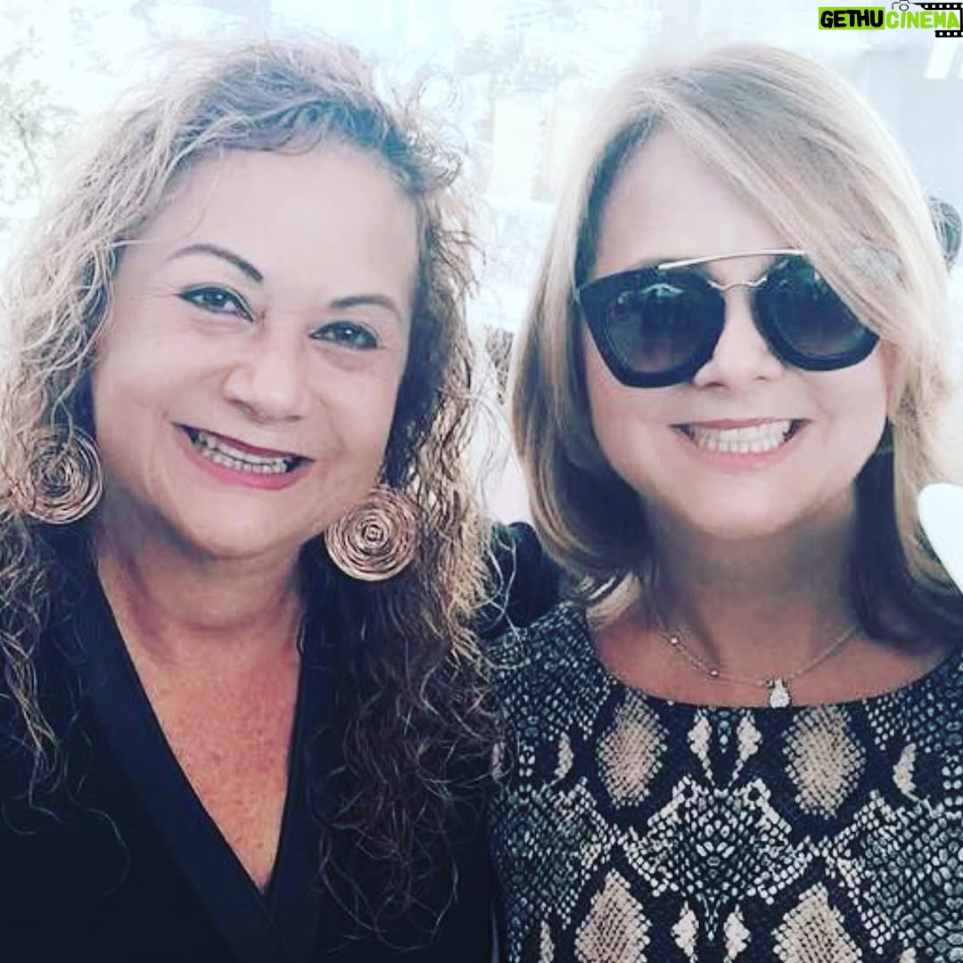 Nuria Piera - 26.3K Likes - Mi hermana, amiga, muchas veces mamá y otras papá, y algunas mi hija, socia para lo bueno, complice para rechazar lo inapropiado, 
solidaria hasta la inconsciencia, mal “habla” con gracia, protectora de todos con ínfulas de mamá gallina, atrevida pero con mucha prudencia, alma de las fiestas y miss simpatía en todas las reuniones, directa y sincera sin remedio, vehemente y obstinada con rango de generala, amorosa y sensible en cada fibra de su ser… Eso y más era ella y seguirá siendo hasta mas allá de los confines de la vida con la muerte incluida.
Hace un año y tres meses un diagnóstico cambió nuestras vidas y recuperar tu salud fue la meta. Un camino tortuoso y a veces sin salida, como fue tu caso. Entre los temores se fortalecía en ti, lo que ya sabias, era tu destino. Tenias una intuición prodigiosa y tu amor hacia nosotros, tus hijos, nieto y sobrina te hizo rezar con profunda fe, buscando la manera de partir, sin mas sufrimiento para nadie, y así fue como Dios te evitó un calvario.
Dormida te fuiste para despertar donde te esperaban aquellos que también amas.
No habrá forma nunca de olvidarte, no habrá forma de no tenerte presente siempre y no habrá forma de no desearte que hubieras sido eterna. Lo diste todo pero hay algo que duele y me duele mucho y es que lo que nunca supiste hacer es lo que estas haciendo ahora, dejándonos solos…
8-2-22 hora 7:20 am. EPD