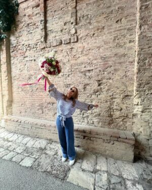 Nuria Piera Instagram - Recibí mis flores del día de las Madres en Roma!!! Gracias mi niña bella🥰😍❤️