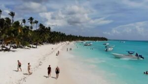 Nuria Piera Instagram - Sabia que la isla Saona es privada? Este Sábado a las 9 por @colorvisionc9