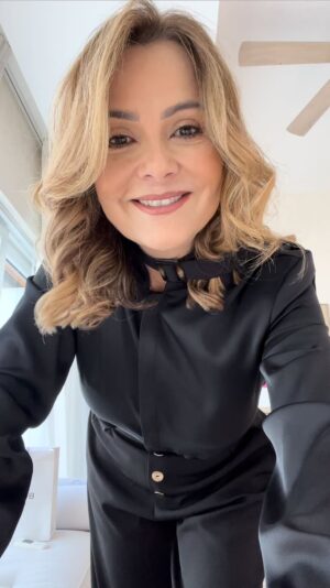 Nuria Piera Instagram - Luego de mi videito de la semana pasada y las múltiples reacciones, las cuales goce un montón … Cuanta creatividad, no hay duda!
No se pueden quejar que les haya dado tema para reir, porque la verdad, luego de sus diferentes interpretaciones, me di cuenta, que realmente habían cosas que eran graciosas de verdad, el secador remendado , (hasta me mandaron uno de regalo desde Santiago, gracias a @WillyAlvarezSang), mi gigante rolo, el telf que se cayó, mi diente pintado y mi truquito, (los mas morbosos, ya saben por donde se fueron🥹), pero na’, las redes, son como son.
Hoy, me toca, reivindicarme un poco, y hacer la otra versión. Aclaro, que para mi todo sigue siendo una travesura a la que involucro a mis seguidores, para seguir en la diversión!😅
Este nuevo video, profesional y glamoroso ( eso espero) participaron, los que me acompañan en mis diferentes tareas.

Mejor asi?