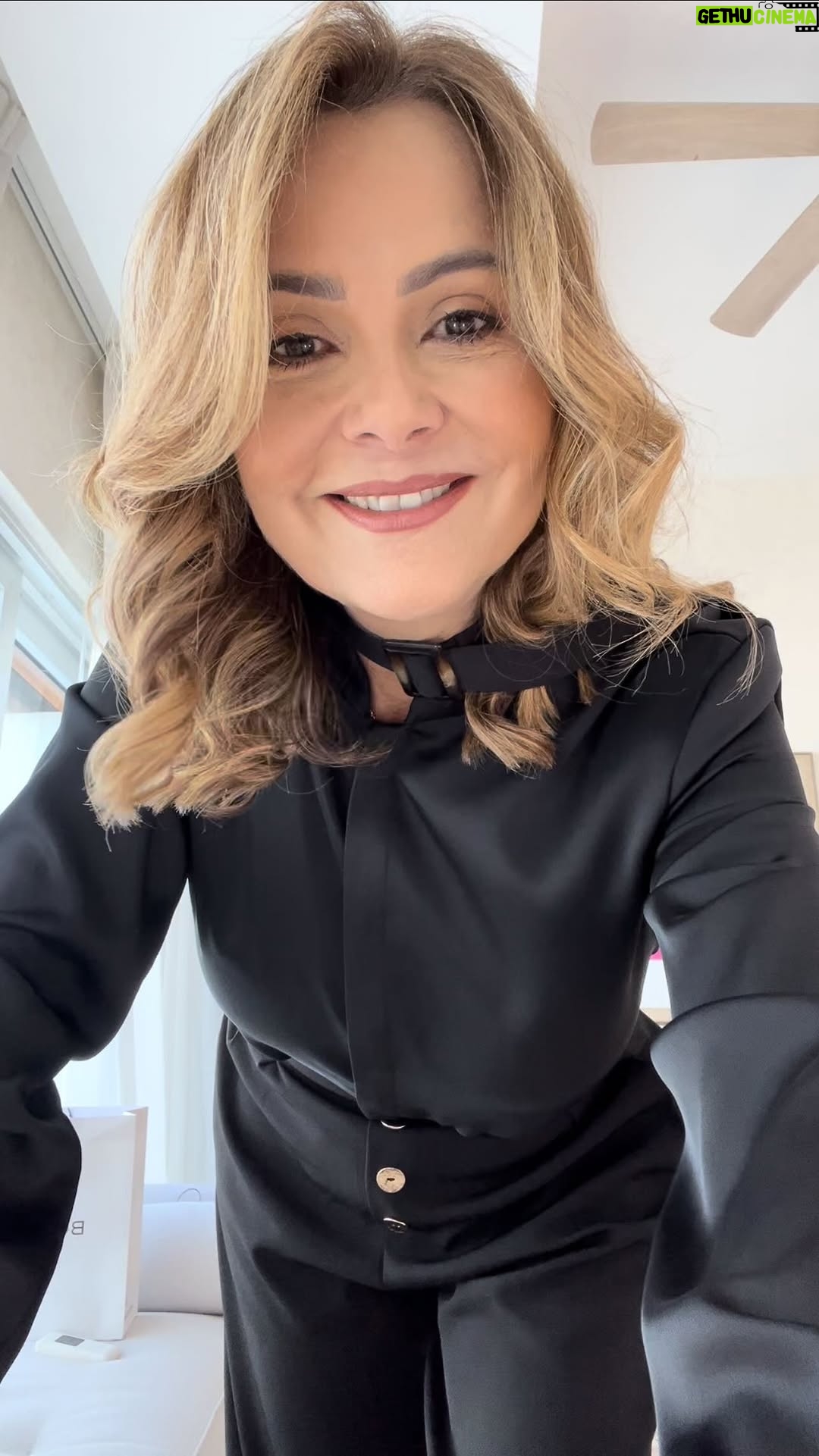 Nuria Piera - 17.2K Likes - Luego de mi videito de la semana pasada y las múltiples reacciones, las cuales goce un montón … Cuanta creatividad, no hay duda!
No se pueden quejar que les haya dado tema para reir, porque la verdad, luego de sus diferentes interpretaciones, me di cuenta, que realmente habían cosas que eran graciosas de verdad, el secador remendado , (hasta me mandaron uno de regalo desde Santiago, gracias a @WillyAlvarezSang), mi gigante rolo, el telf que se cayó, mi diente pintado y mi truquito, (los mas morbosos, ya saben por donde se fueron🥹), pero na’, las redes, son como son.
Hoy, me toca, reivindicarme un poco, y hacer la otra versión. Aclaro, que para mi todo sigue siendo una travesura a la que involucro a mis seguidores, para seguir en la diversión!😅
Este nuevo video, profesional y glamoroso ( eso espero) participaron, los que me acompañan en mis diferentes tareas.

Mejor asi?