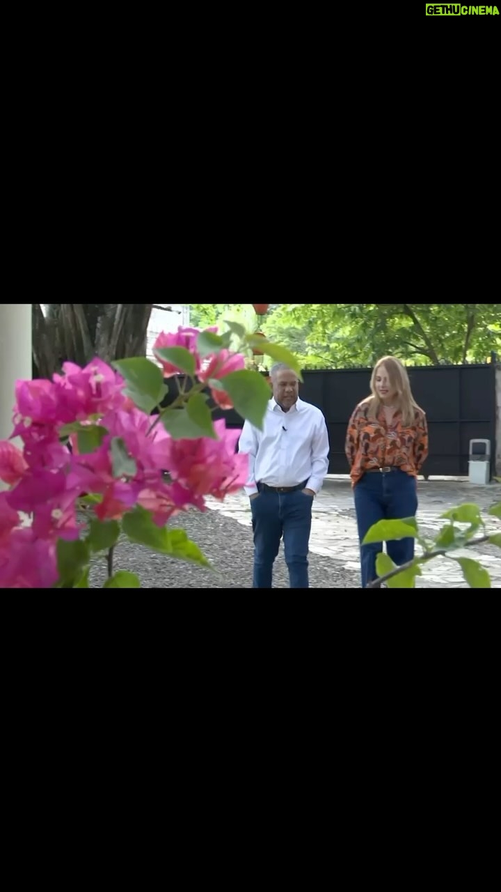 Nuria Piera - 7.7K Likes - De nuevo, no salió completa!