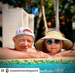 Nuria Piera Instagram - Mi hermano de vida, de esta y de muchas!!!!
#Repost @joseantoniorodriguezrd with @make_repost
・・・
Una amistad a prueba de tiempo, arrugas, canas, chismes, desinformación, distancia, silencios, momentos adversos, muerte de seres cercanos y queridos, de amores y amistades no compartidas, de casualidades, de soles y lluvias, de mares y ríos, de cielos e infiernos, de dimes y diretes, de risas y lágrimas, en fin, una amistad para toda la vida y para toda la muerte.