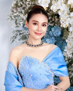 Nwe Darli Tun Instagram - Dress to impress, always….🦋

📸 Sai Aikuu
✍🏻 Zeyar Htun
👗 Htet Aung
💄 Lili own 
👱‍♀️ Tit Tit
💐 Thi Ha Aung