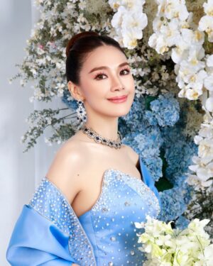 Nwe Darli Tun Instagram - Dress to impress, always….🦋

📸 Sai Aikuu
✍🏻 Zeyar Htun
👗 Htet Aung
💄 Lili own 
👱‍♀️ Tit Tit
💐 Thi Ha Aung
