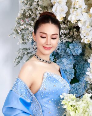 Nwe Darli Tun Instagram - Dress to impress, always….🦋

📸 Sai Aikuu
✍🏻 Zeyar Htun
👗 Htet Aung
💄 Lili own 
👱‍♀️ Tit Tit
💐 Thi Ha Aung
