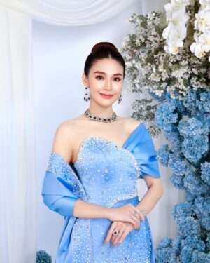 Nwe Darli Tun Instagram - Dress to impress, always….🦋

📸 Sai Aikuu
✍🏻 Zeyar Htun
👗 Htet Aung
💄 Lili own 
👱‍♀️ Tit Tit
💐 Thi Ha Aung