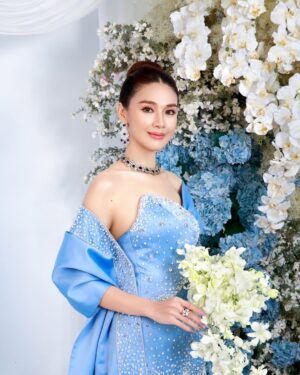 Nwe Darli Tun Instagram - Dress to impress, always….🦋

📸 Sai Aikuu
✍🏻 Zeyar Htun
👗 Htet Aung
💄 Lili own 
👱‍♀️ Tit Tit
💐 Thi Ha Aung