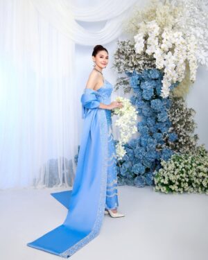 Nwe Darli Tun Instagram - Dress to impress, always….🦋

📸 Sai Aikuu
✍🏻 Zeyar Htun
👗 Htet Aung
💄 Lili own 
👱‍♀️ Tit Tit
💐 Thi Ha Aung