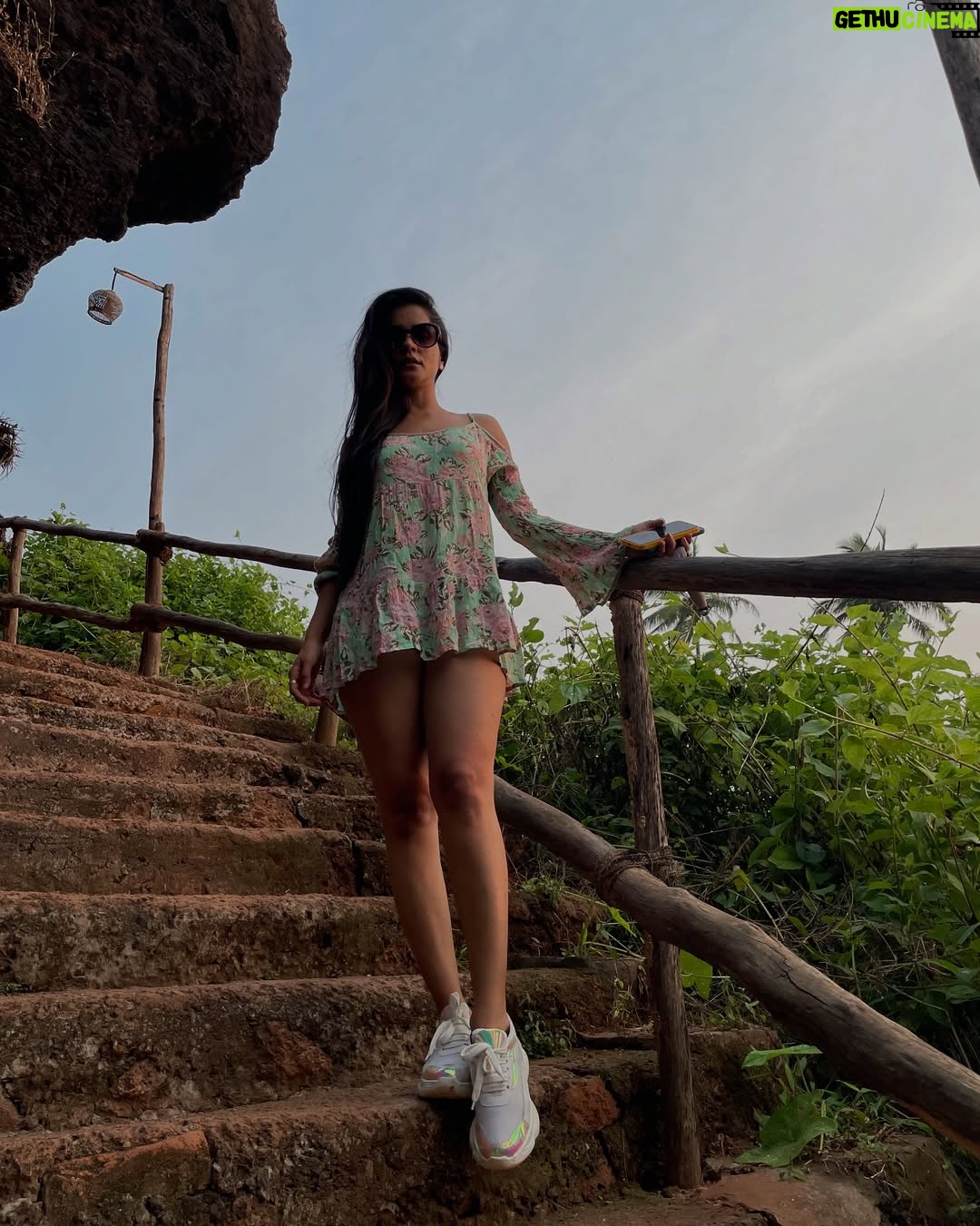 Nyeisha Rajput - 3.7K Likes - Cape… 

#instamood #instagood #instapic #goodvibe #loveyourself #goa #nostalgia #throwback