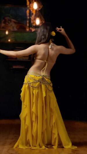 Ojasvi Verma Instagram - Backmoves on Saki Saki is a MUST! You gotta learn such Backmoves techniques in my upcoming workshop šā„ļø
#reels #bellydancer #viral #ojasvivermadance