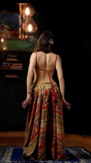 Ojasvi Verma Instagram - On-point Backmoves! š„ That you must try too ā„ļøš Learn these moves from my Pre-recorded Backmoves Bundle šā„ļø
#reels #viral #bellydancer #ojasvivermdance