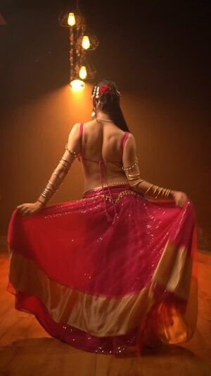 Ojasvi Verma Instagram - Backmoves that spark like Bijuriya ā”š„
#bijuria @varundvn @sonunigamofficial @janhvikapoor @sonymusicindia @tanishk_bagchi
@dharmamovies
#reels #bellydancer #viral #ojasvivermadance