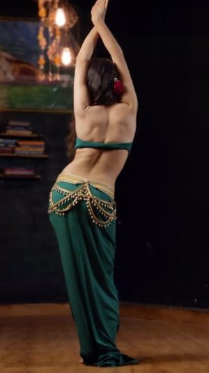 Ojasvi Verma Instagram - Another Favourite Song ā„ļø Loved doing my signature Backmoves on this one šā„ļø
#reels #bellydancer #ojasvivermadance