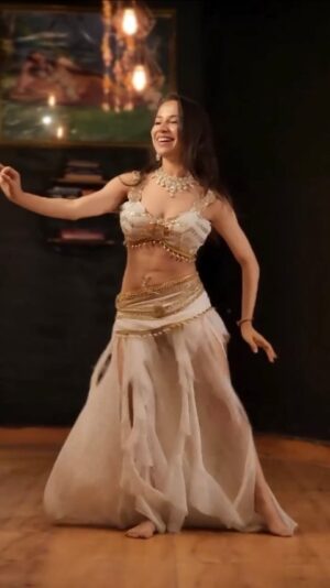 Ojasvi Verma Instagram - Learn such beautiful DrumSolo Techniques and Drill them in my Online Classes š¤ā„ļø
#reels #viral #bellydancer #bellydance #ojasvivermadance